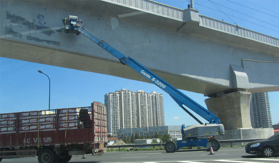 高空作業平臺參與上海高架橋維護！